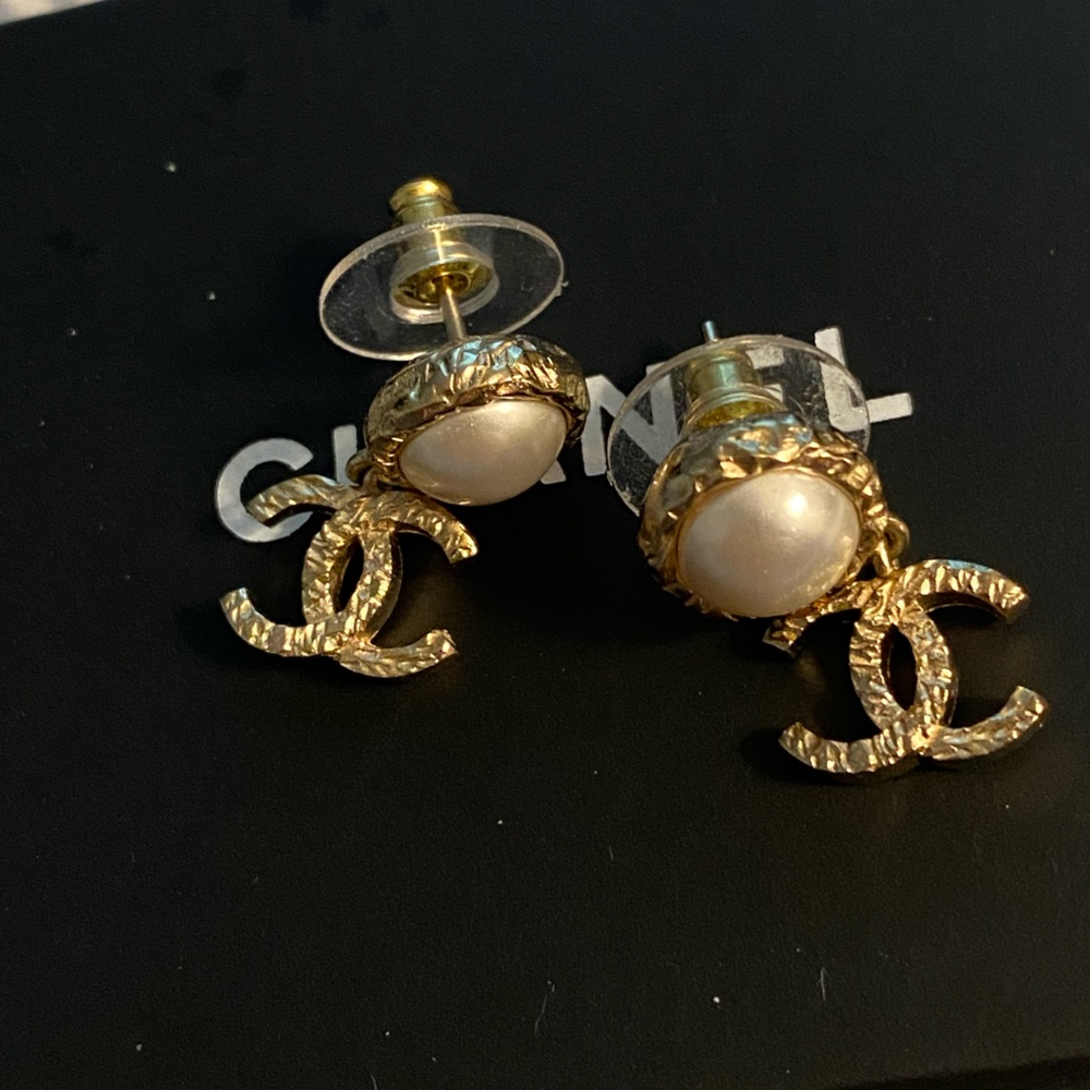 CHANEL 22S cc drop earrings with pearl in gold